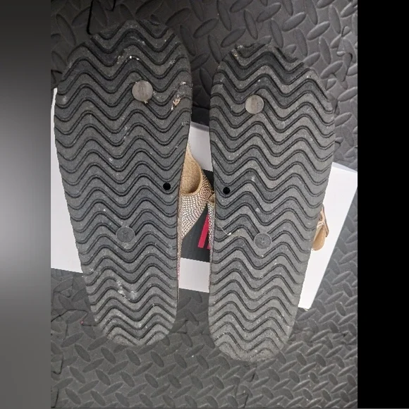 Forever Women Bling T strap Flat Comfy Sandals - Picture 9 of 11